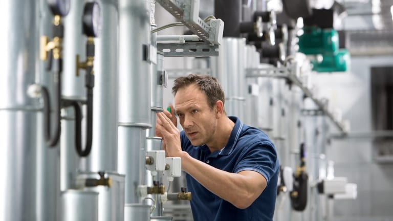 Remontni radovi na instalaciji grijanja u zgradi